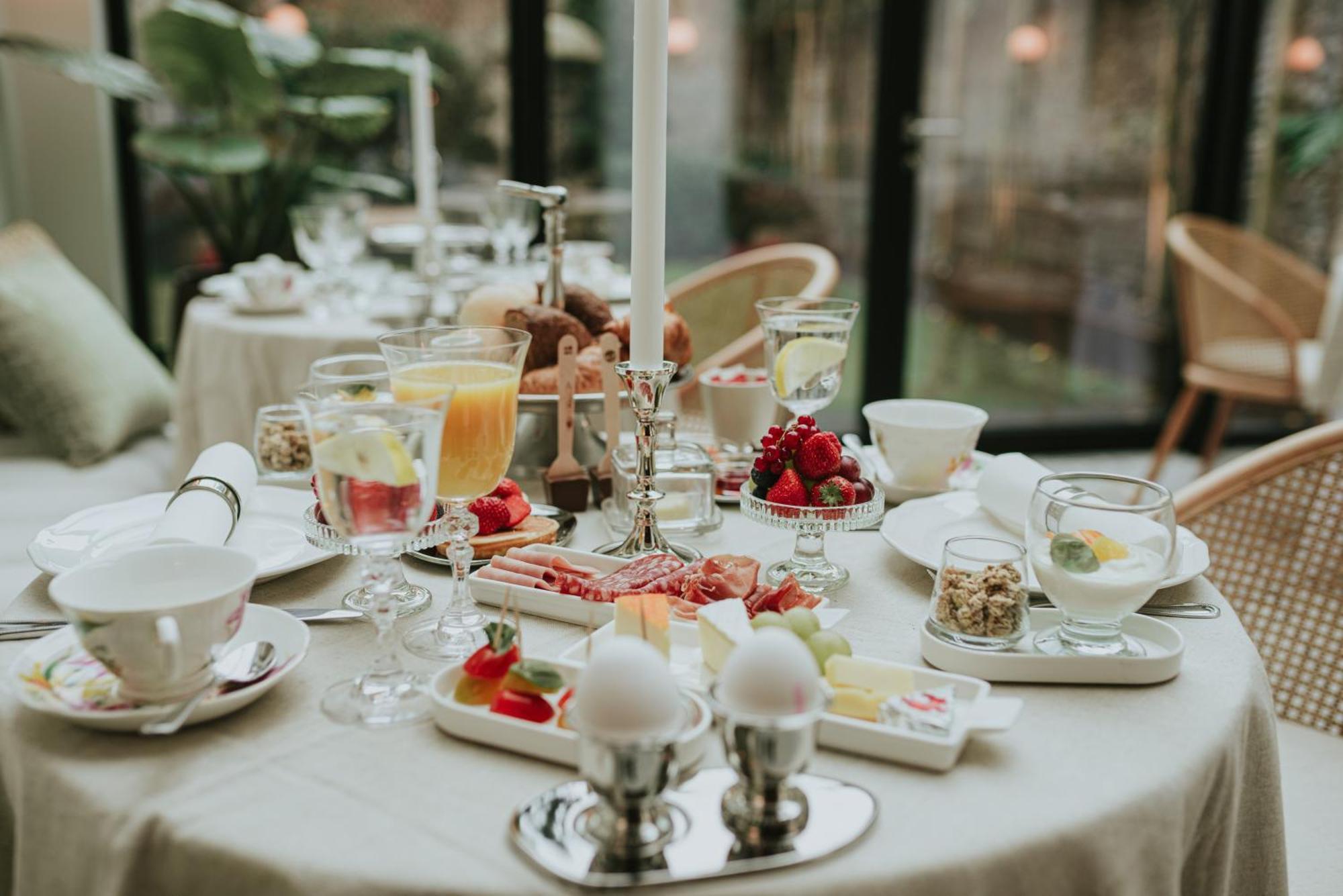 The Burgundy - Boutique Couette-café