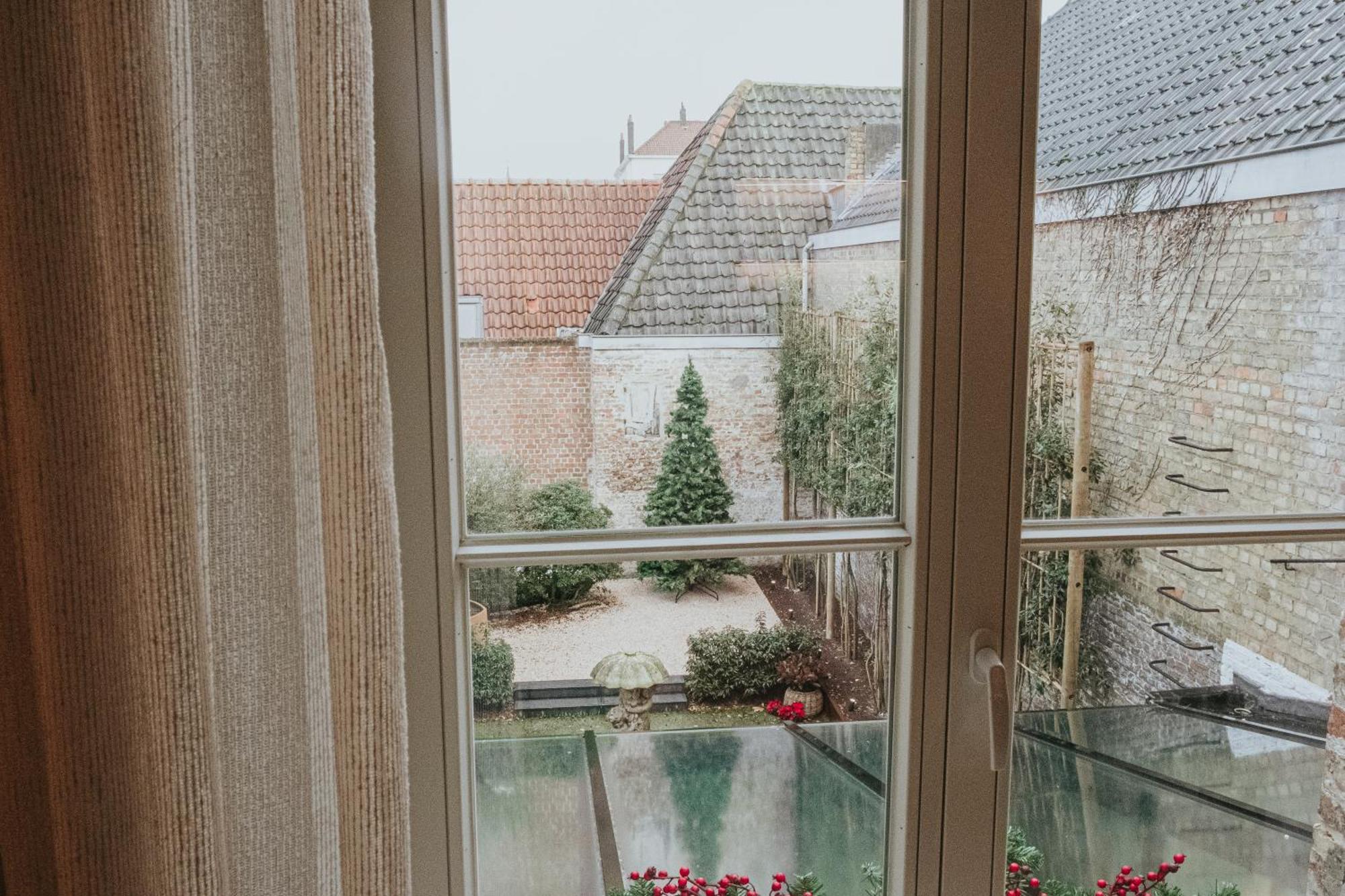 The Burgundy - Boutique Couette-café