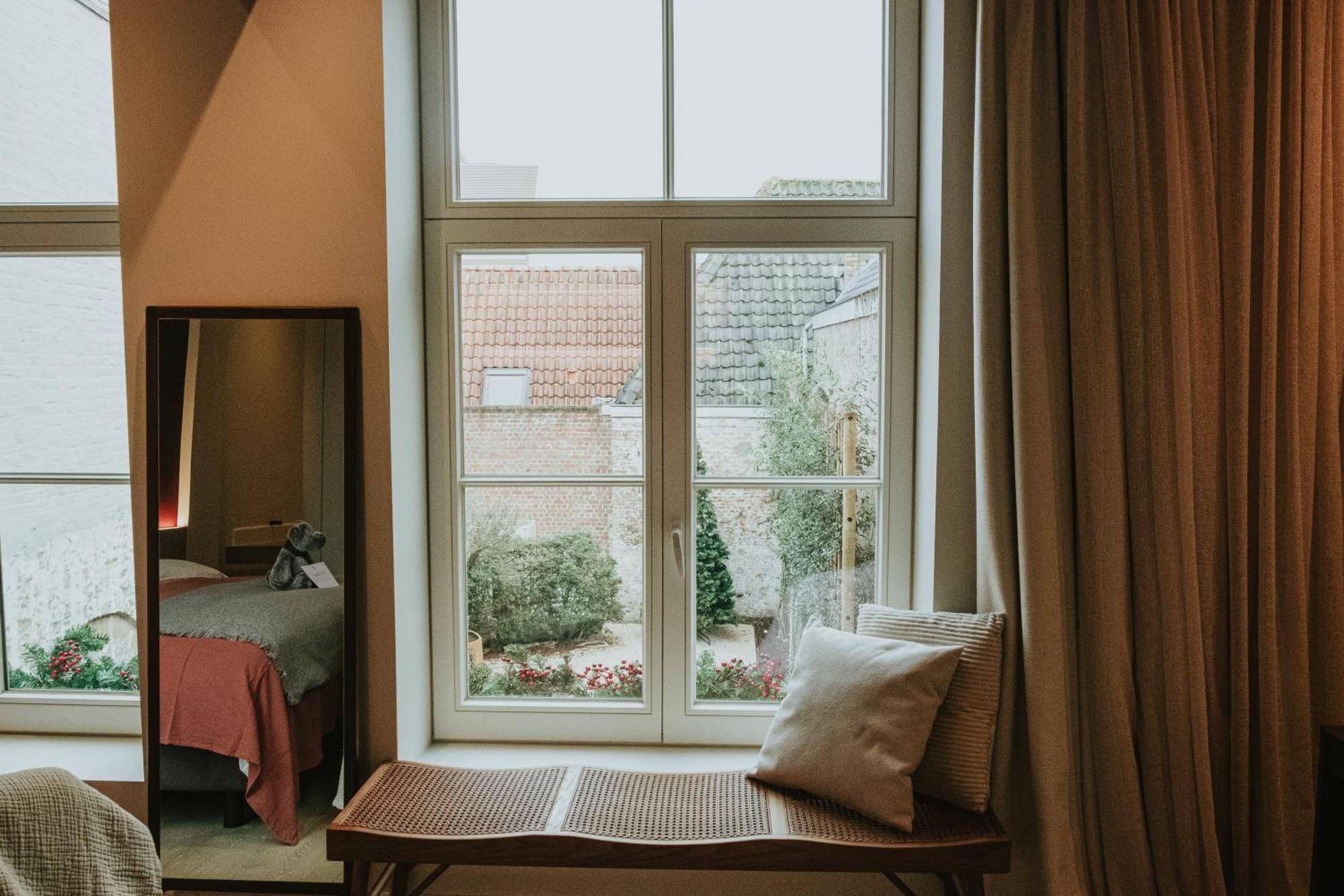 The Burgundy - Boutique Couette-café