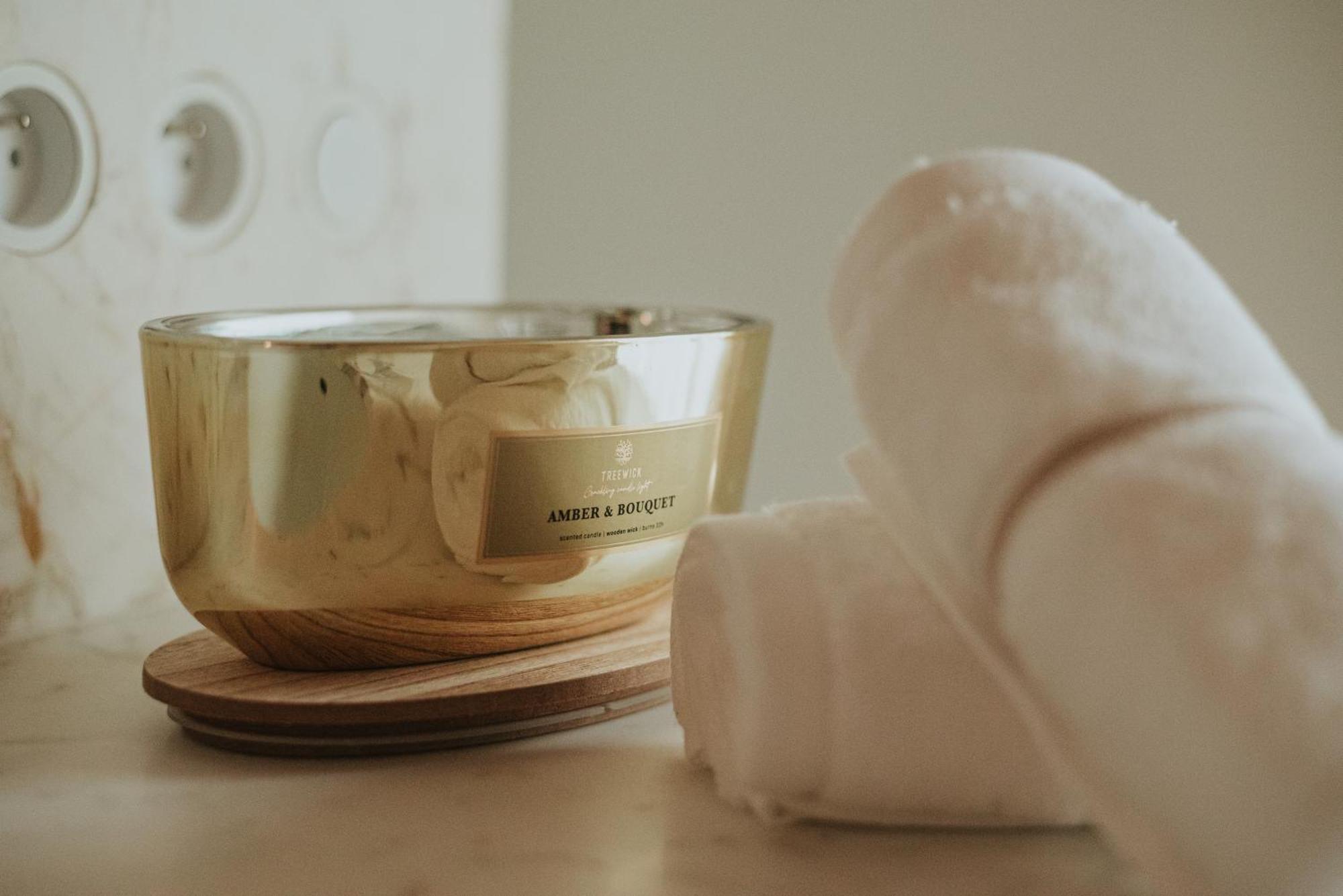 The Burgundy - Boutique Couette-café
