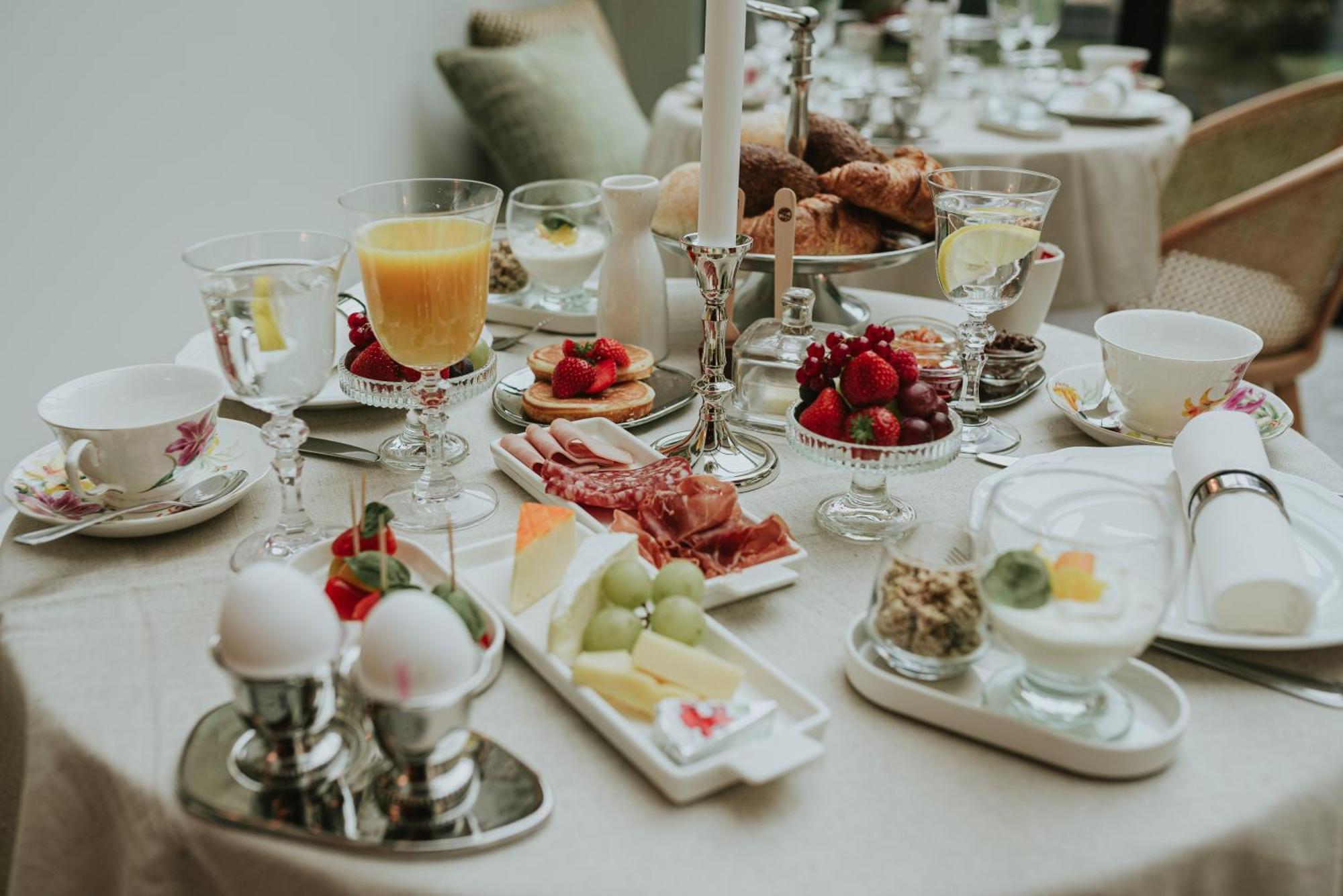 The Burgundy - Boutique Couette-café