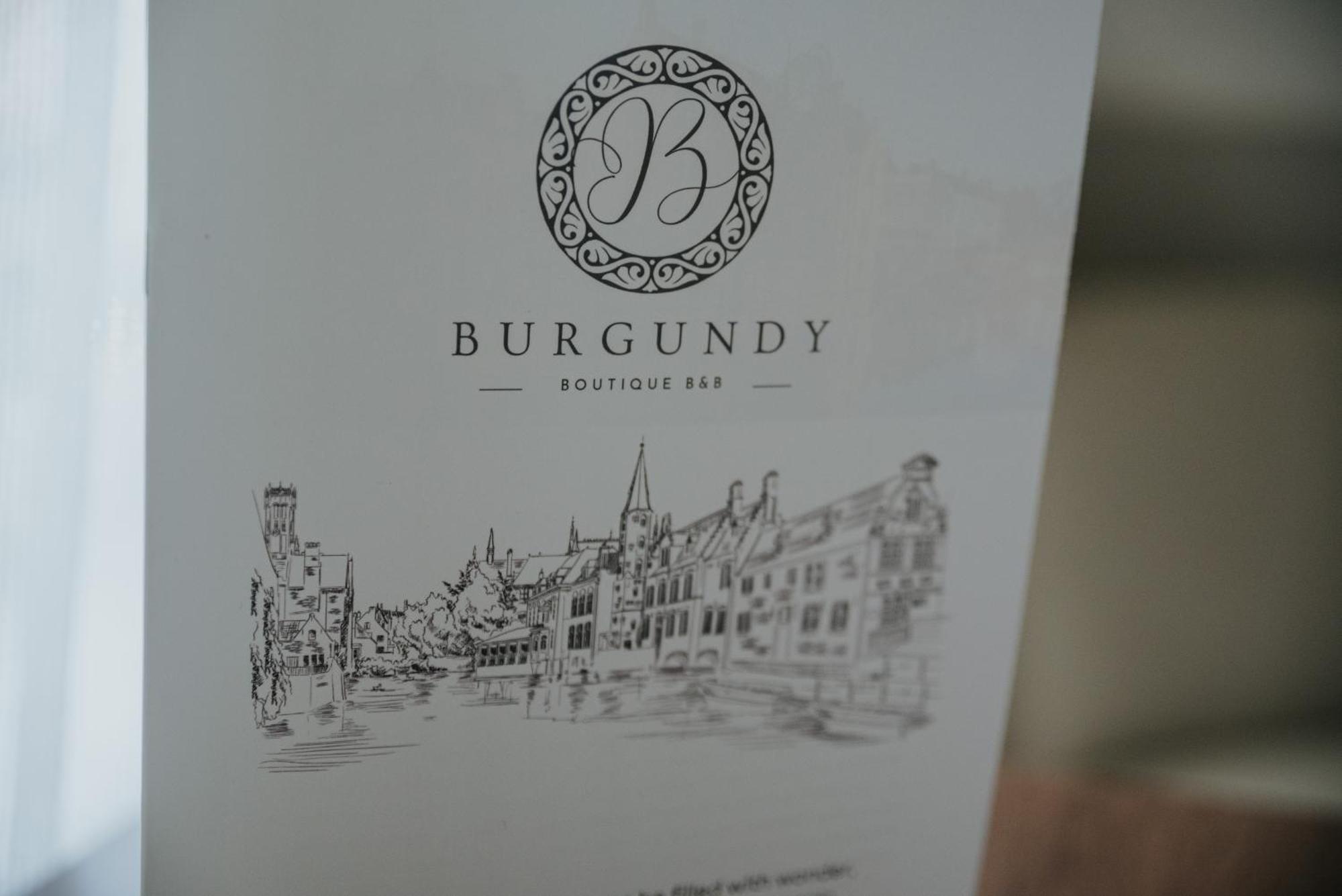 The Burgundy - Boutique Couette-café